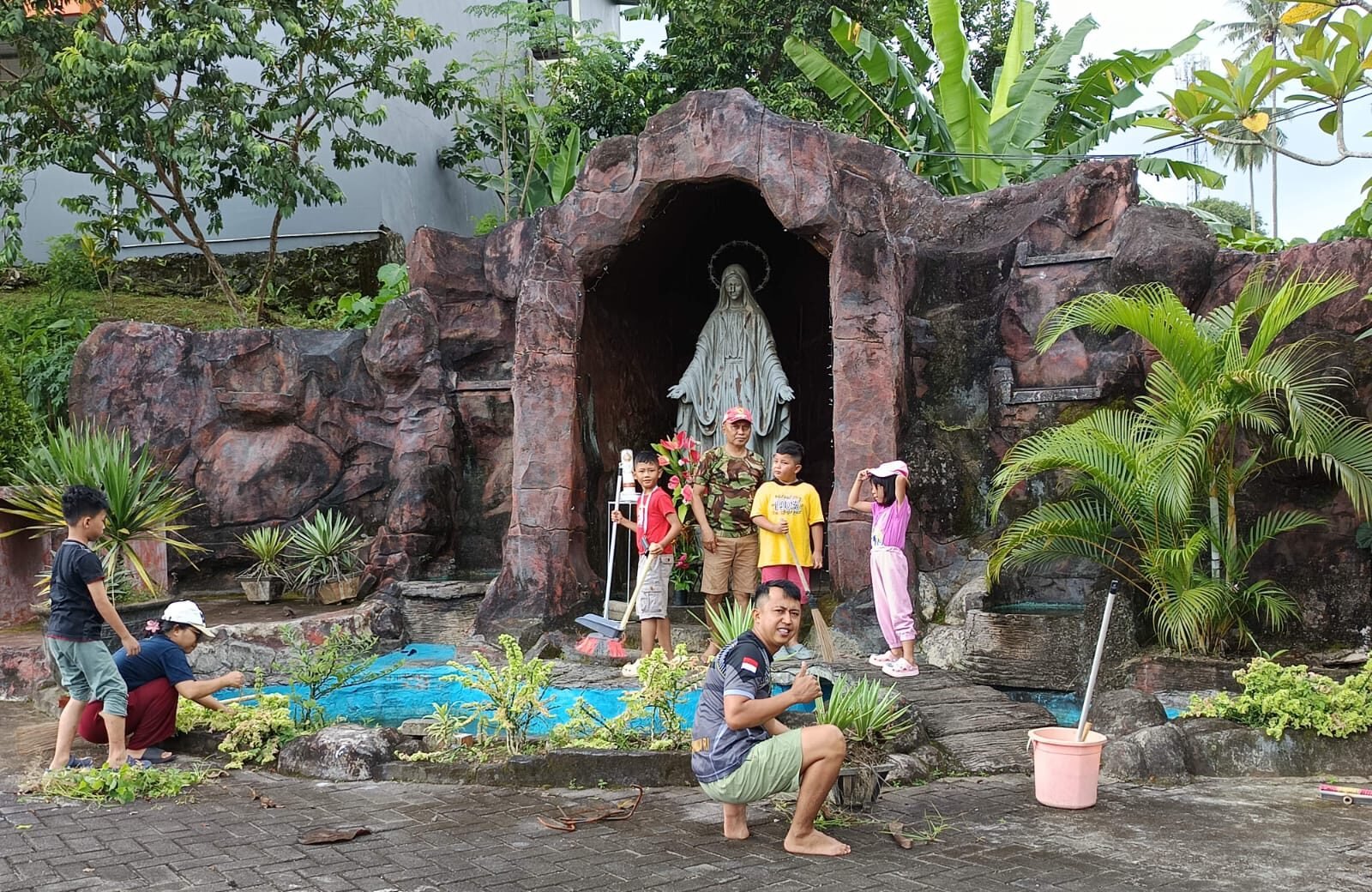 Umat WR St. Athanasius Bersihkan Gua Maria