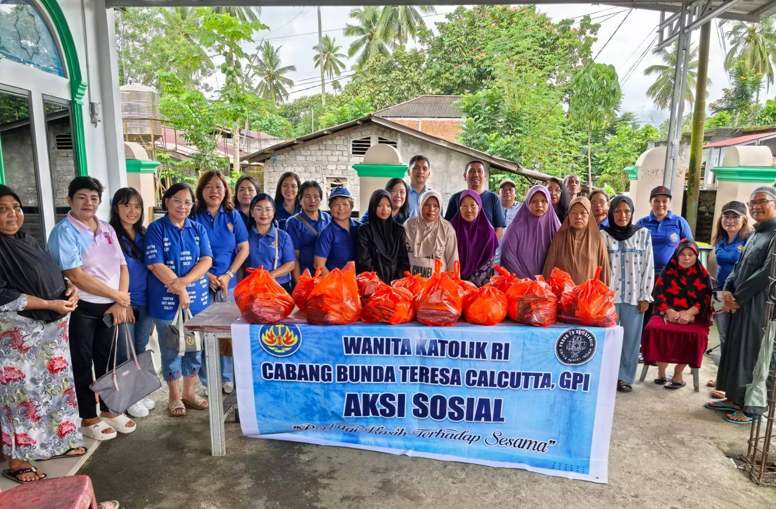 WKRI Bunda Teresa Calcutta GPI Bagikan Bahan Pokok kepada Jamaah Muslim
