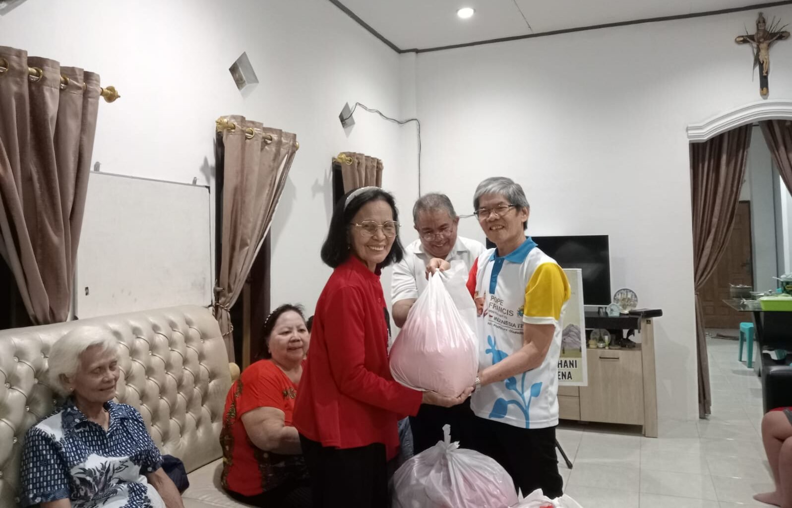 WR Sta. Verena Berbagi Kasih Kepada Lansia